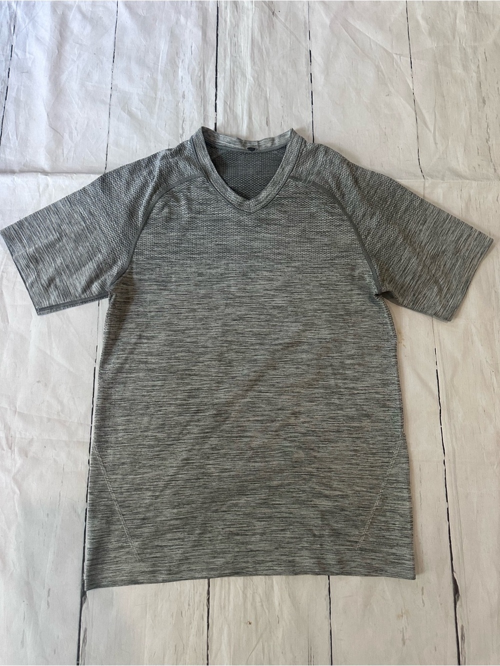 lululemon athletica Men's Short Sleeve V-Neck Tee in Heather Gray